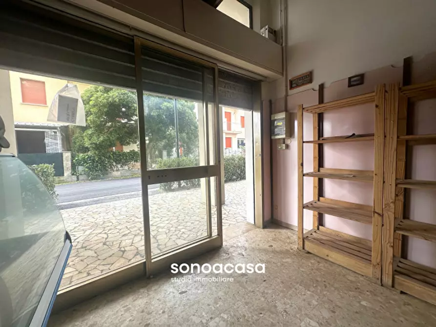Immagine 9 di Negozio in vendita  in Via Belsito, 2 a Fano