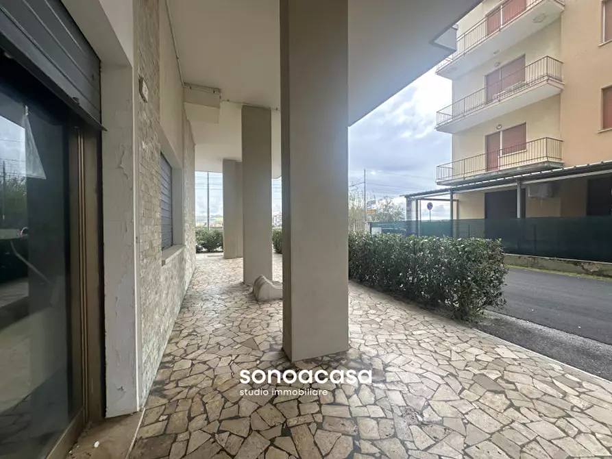 Immagine 10 di Negozio in vendita  in Via Belsito, 2 a Fano