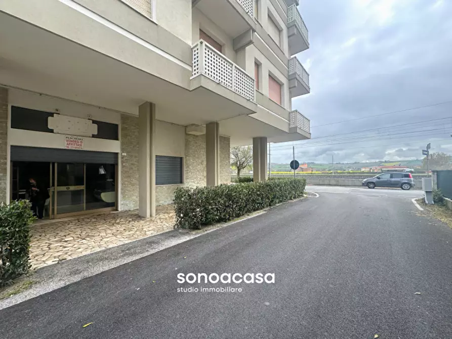 Immagine 11 di Negozio in vendita  in Via Belsito, 2 a Fano