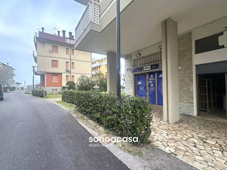 Immagine 12 di Negozio in vendita  in Via Belsito, 2 a Fano