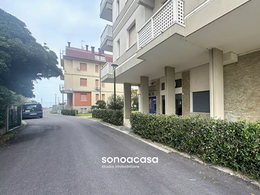 Immagine 13 di Negozio in vendita  in Via Belsito, 2 a Fano