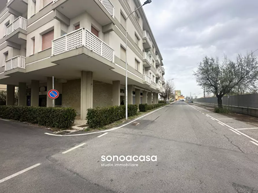 Immagine 14 di Negozio in vendita  in Via Belsito, 2 a Fano