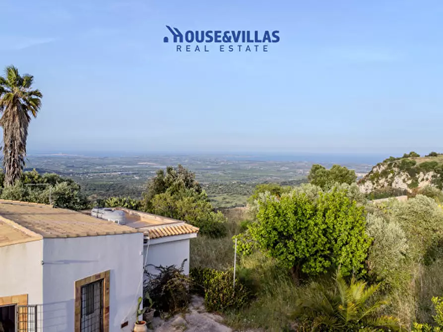 Immagine 1 di Villa in vendita  in Strada provinciale Cugni-Stallaini-Canzeria-Cassibile a Noto