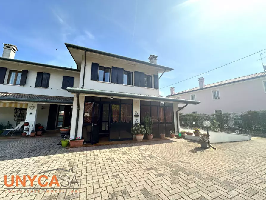 Immagine 2 di Casa bifamiliare in vendita  a Selvazzano Dentro