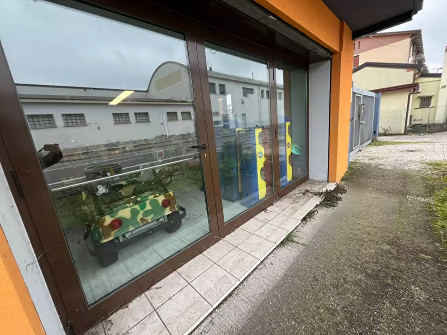 Immagine 3 di Negozio in vendita  in Via Galileo Galilei a Albignasego