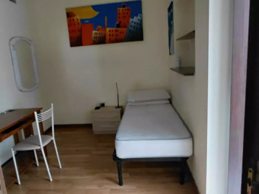 Immagine 21 di Camera in affitto  in via foria 24 a Napoli