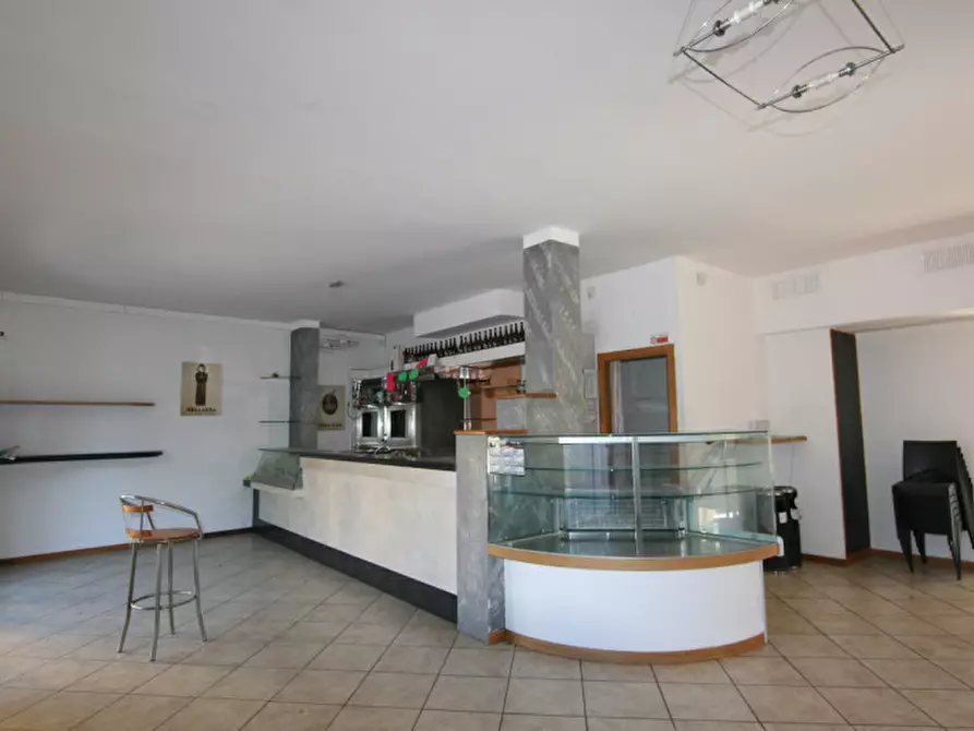 Immagine 3 di Attività commerciale in vendita  a Sinalunga