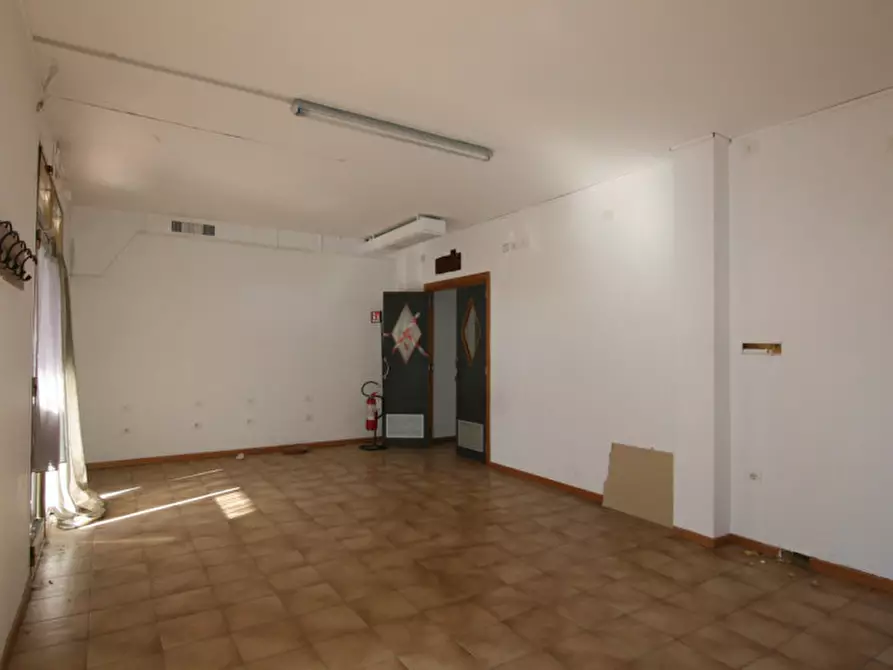 Immagine 6 di Attività commerciale in vendita  a Sinalunga