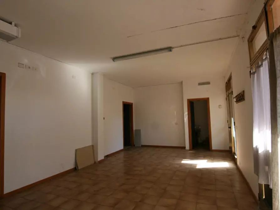 Immagine 8 di Attività commerciale in vendita  a Sinalunga