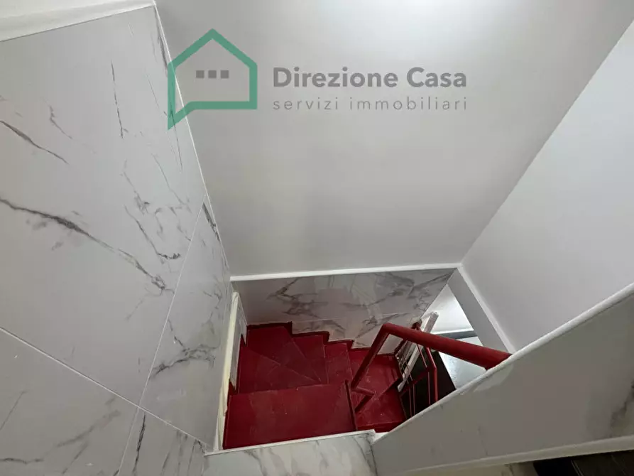 Immagine 15 di Negozio in vendita  in Via Salvator Rosa a Napoli