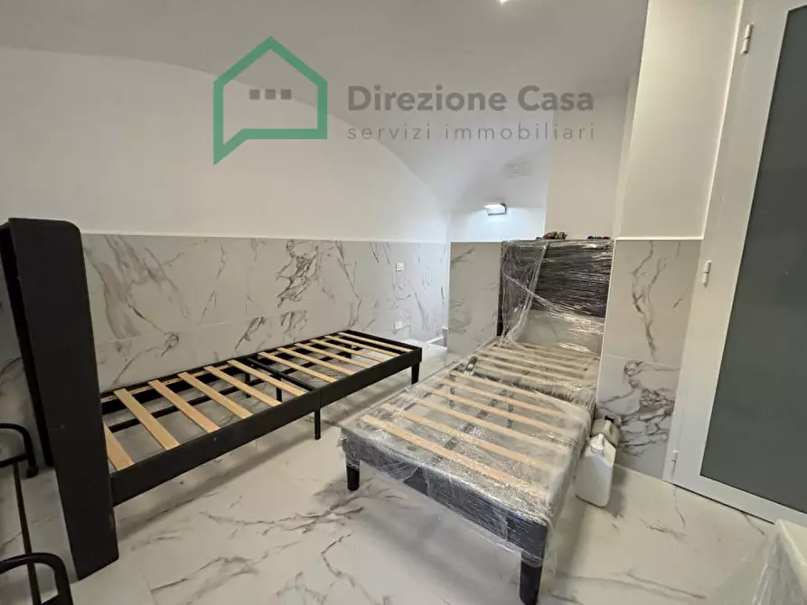 Immagine 16 di Negozio in vendita  in Via Salvator Rosa a Napoli