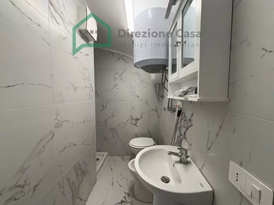 Immagine 22 di Negozio in vendita  in Via Salvator Rosa a Napoli