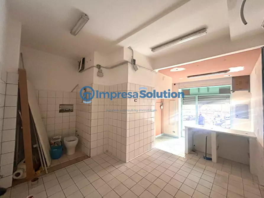 Immagine 11 di Negozio in vendita  in Via Giuseppe Orsi a Napoli