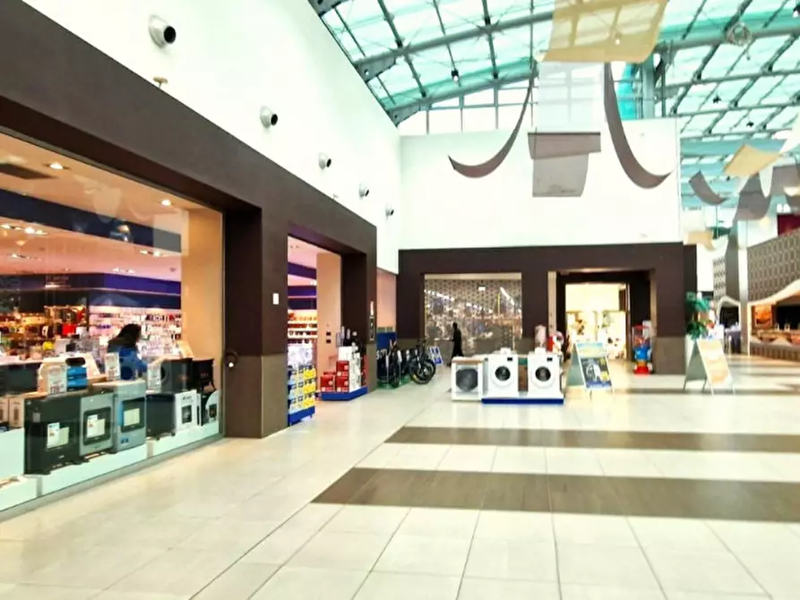Immagine 4 di Attività commerciale in vendita  in Via Croci di Riardo, Riardo CE, Italia a Riardo