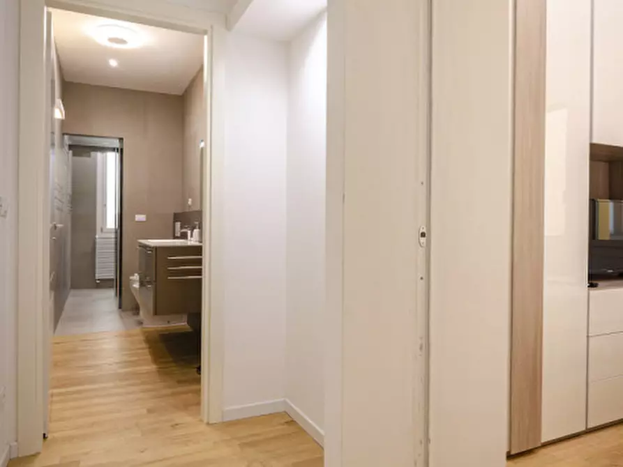 Immagine 40 di Appartamento in vendita  in Via Luigi Carlo Farini a Bologna