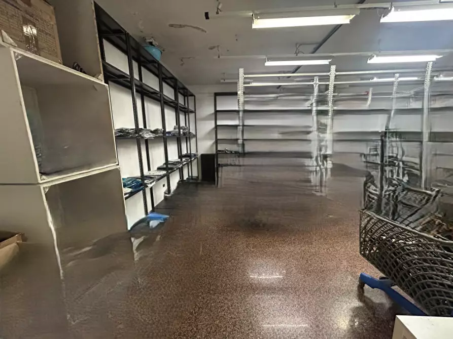 Immagine 13 di Negozio in affitto  in Via Nazario Sauro 51 a Lecce