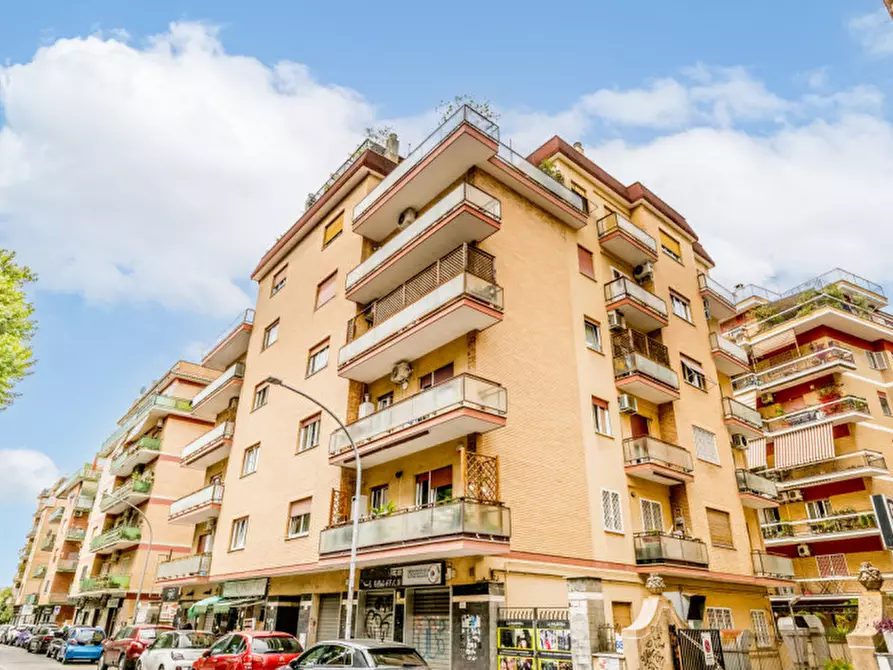 Immagine 1 di Appartamento in vendita  in Via Franco Sacchetti a Roma