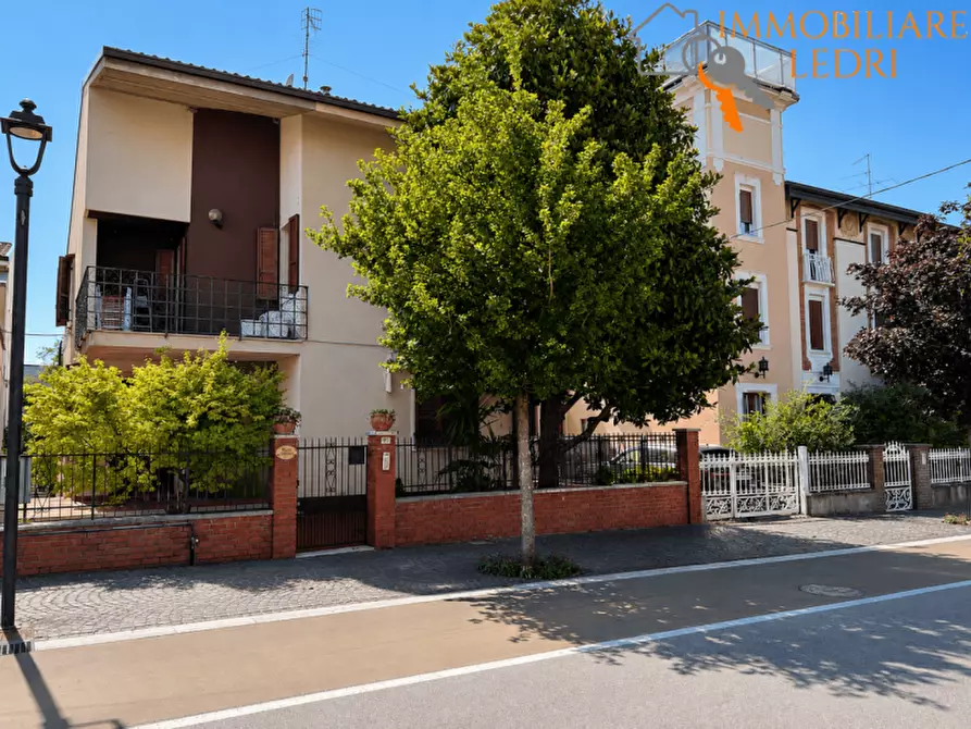 Immagine 34 di Villa in vendita  in Via XX Settembre a Bardolino