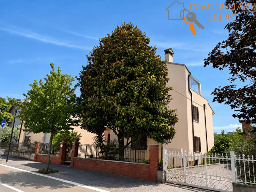 Immagine 35 di Villa in vendita  in Via XX Settembre a Bardolino