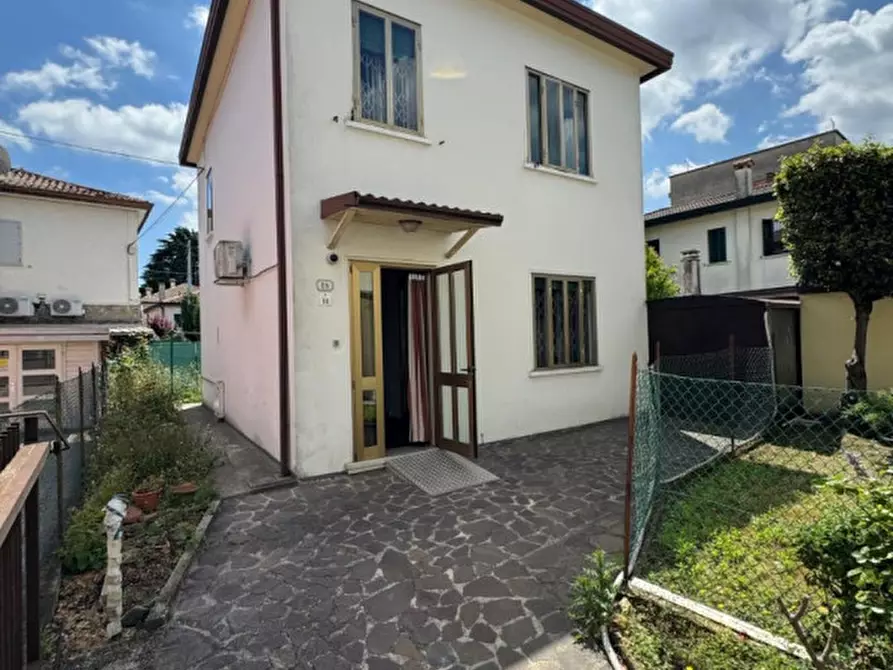 Immagine 1 di Casa indipendente in vendita  in VIA BRANDOLESE a Padova
