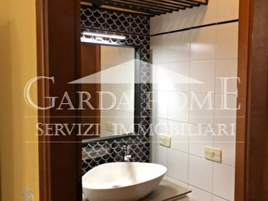 Immagine 13 di Appartamento in vendita  in Piazza Matteotti a Desenzano Del Garda