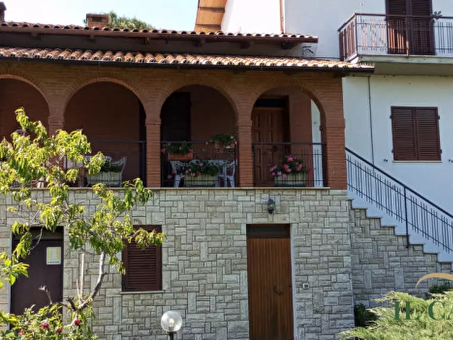 Immagine 1 di Agriturismo in vendita  a Castiglione Del Lago
