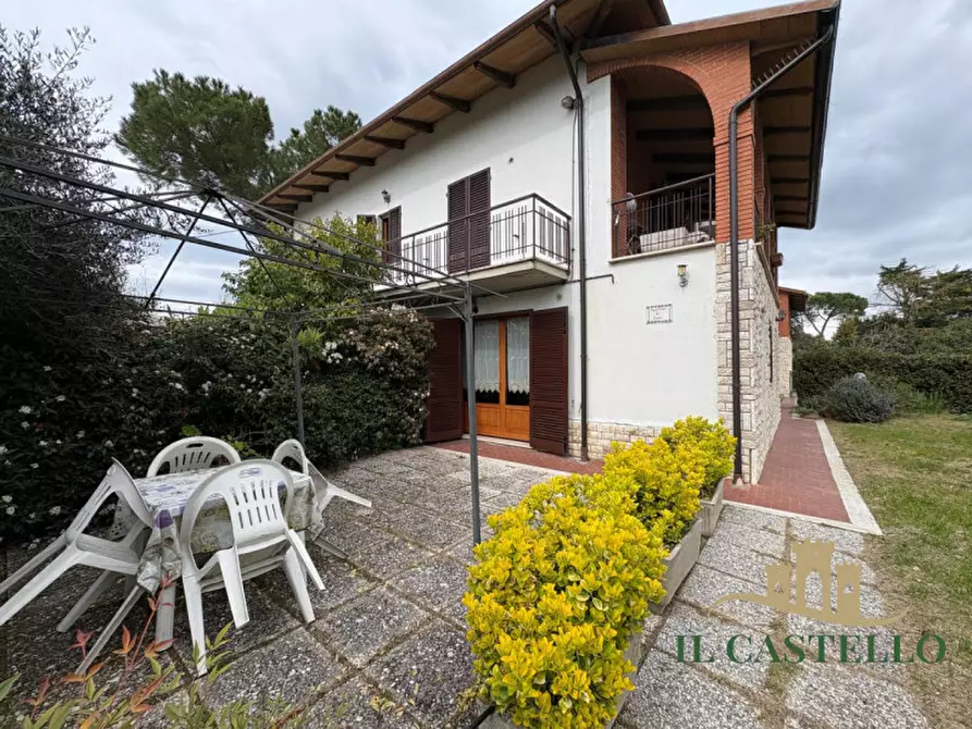 Immagine 1 di Agriturismo in vendita  a Castiglione Del Lago