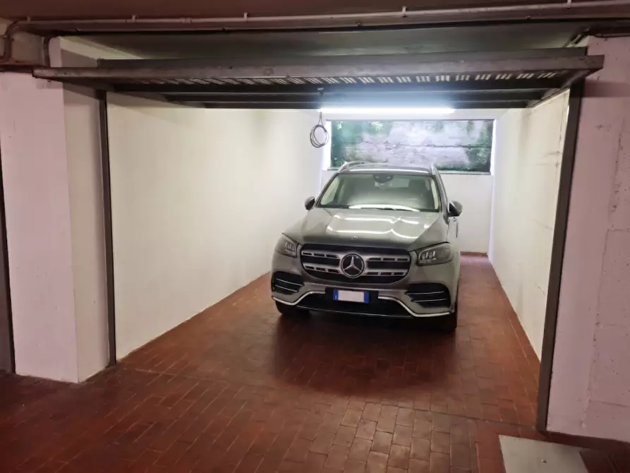 Immagine 1 di Garage in vendita  in via Paglia Corta a Bologna
