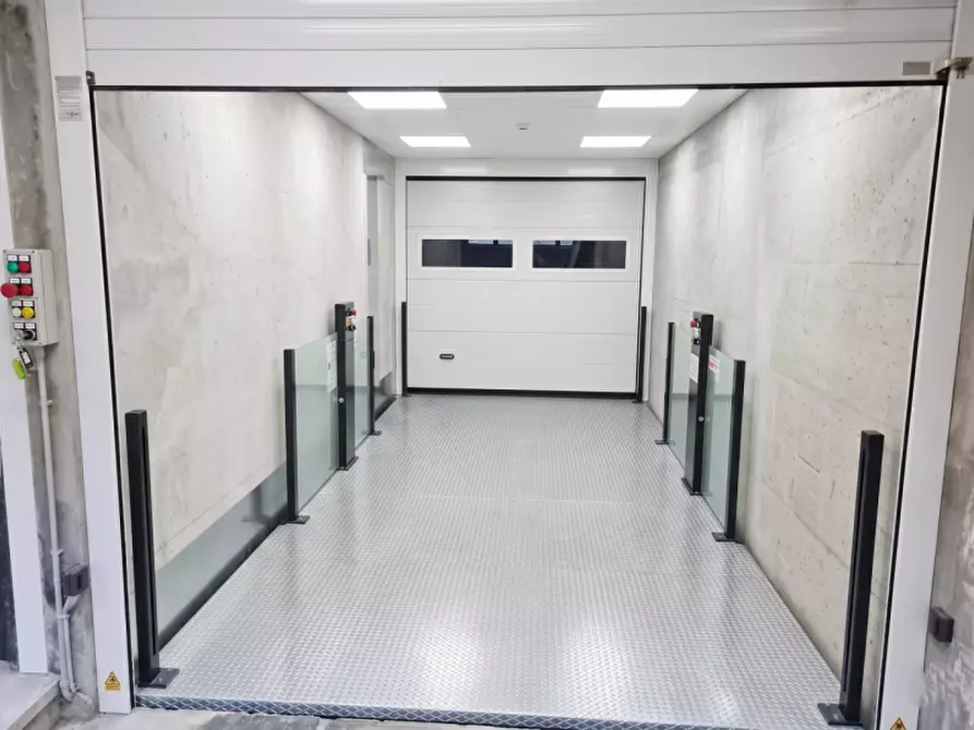 Immagine 2 di Garage in vendita  in via Paglia Corta a Bologna