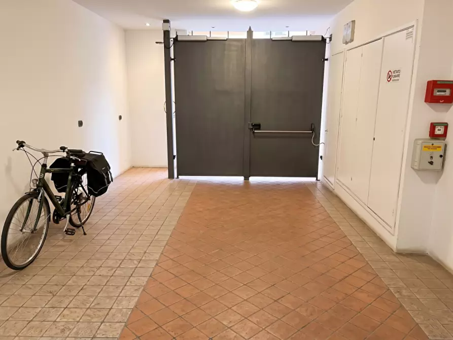 Immagine 3 di Garage in vendita  in via Paglia Corta a Bologna