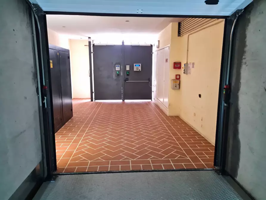 Immagine 5 di Garage in vendita  in via Paglia Corta a Bologna