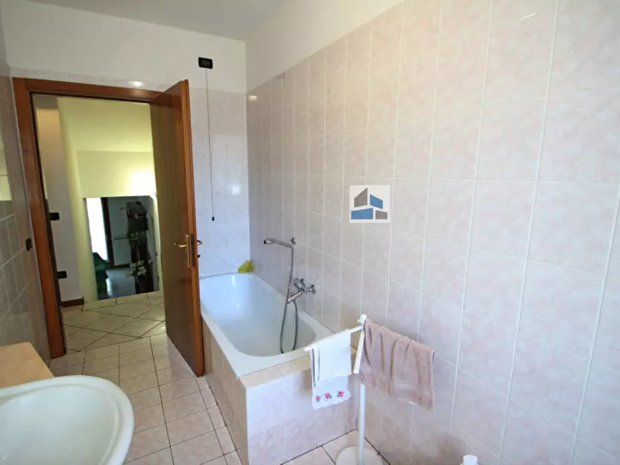 Immagine 10 di Appartamento in vendita  in via camillo benso di cavour a Santa Maria Di Sala
