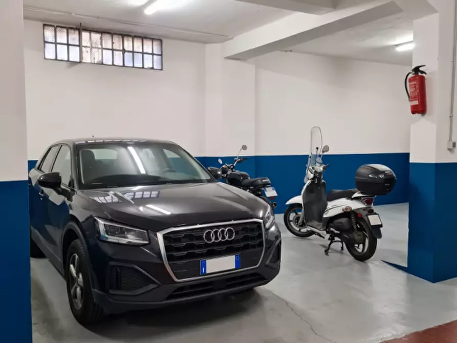 Immagine 1 di Garage in vendita  in Via del Borgo di San Pietro a Bologna