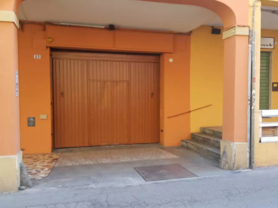 Immagine 2 di Garage in vendita  in Via del Borgo di San Pietro a Bologna