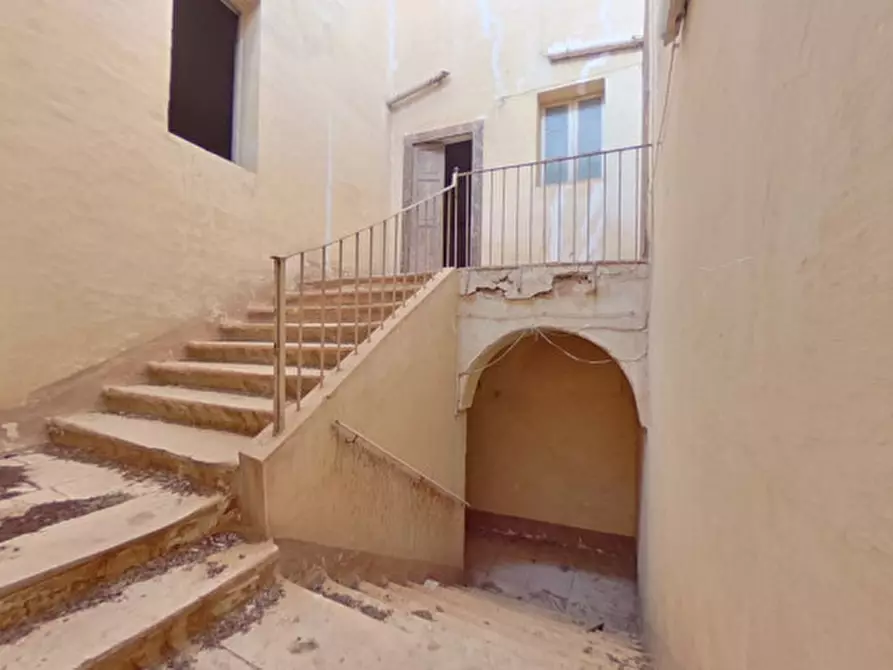 Immagine 5 di Palazzo in vendita  in Piazza Ignazio Ciaia a Fasano