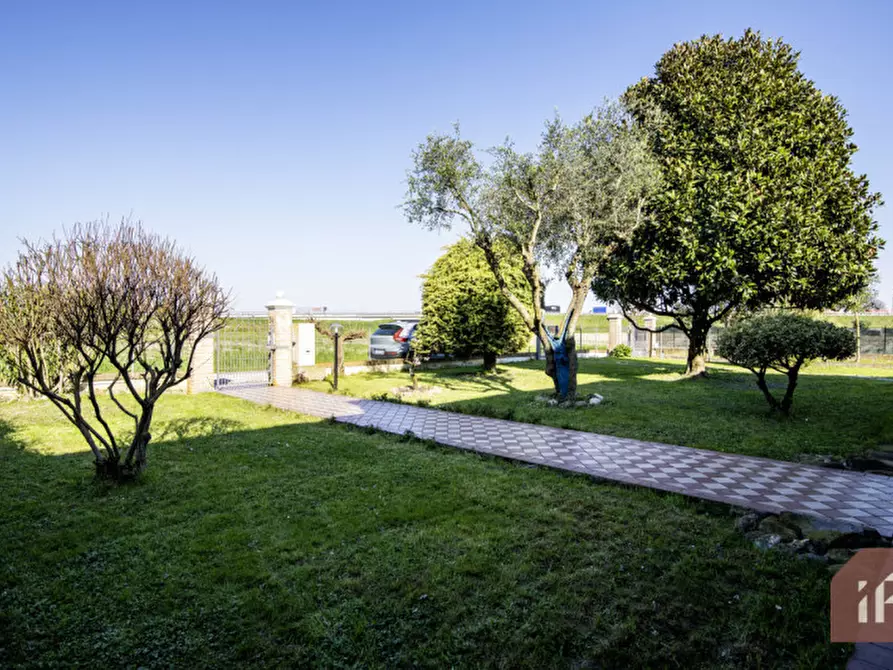 Immagine 28 di Villa in vendita  in Via Argine destro del Piovego, 44 a Noventa Padovana