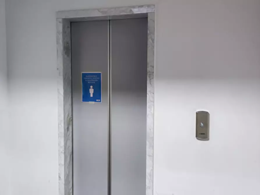Immagine 20 di Ufficio in affitto  in via pascoli a Affi