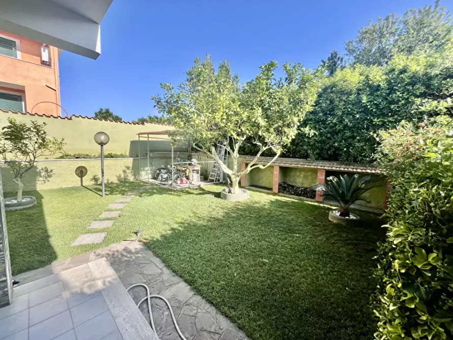 Immagine 2 di Casa quadrifamiliare in vendita  a Anzio