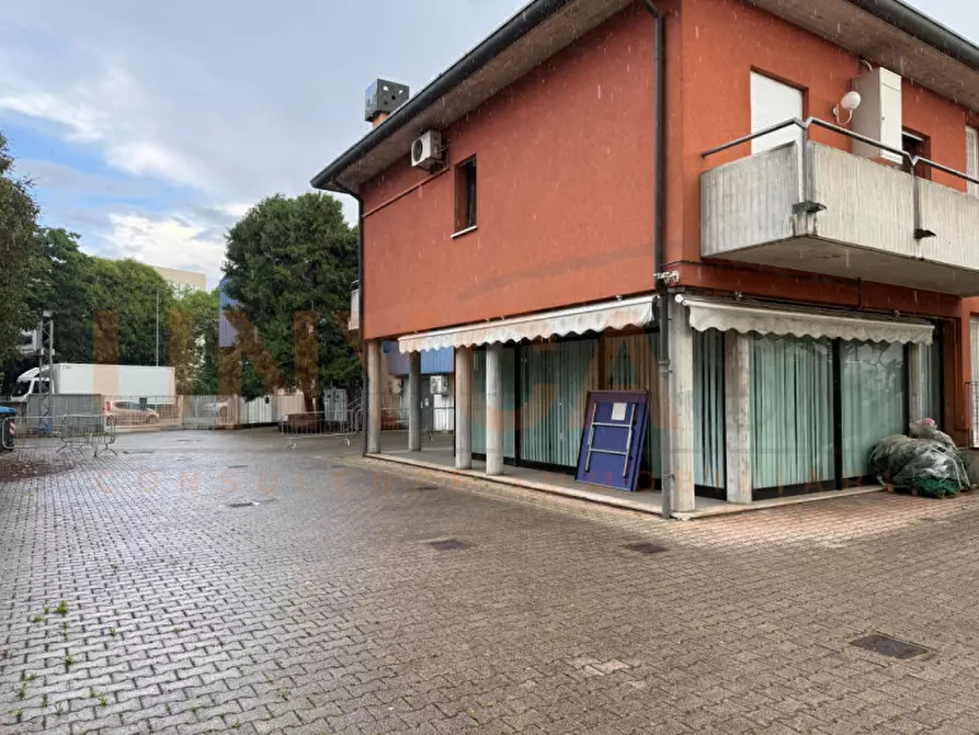 Immagine 10 di Negozio in affitto  a Padova