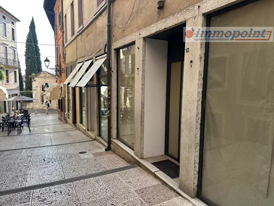 Immagine 1 di Negozio in affitto  in Via Ferracina a Bassano Del Grappa