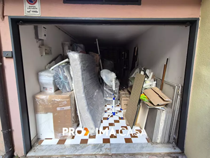 Immagine 4 di Garage in vendita  in Via Raffaele Zammarelli 3 a Salerno