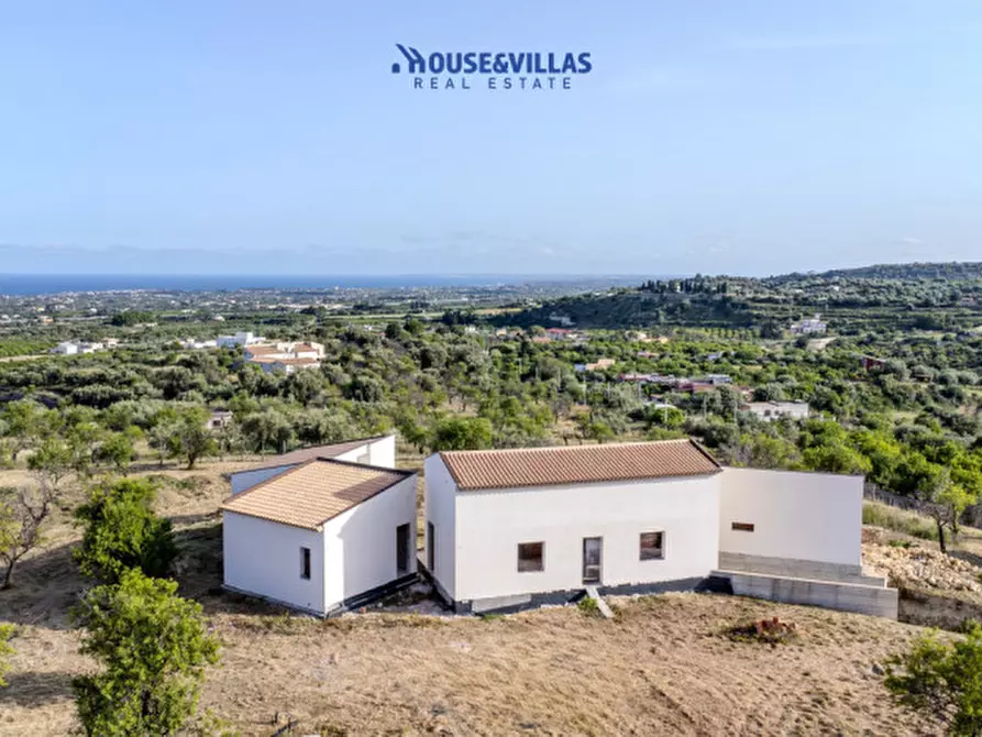 Immagine 1 di Villa in vendita  in via tavolacci a Avola
