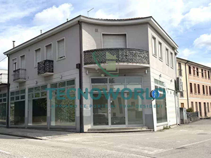 Immagine 1 di Negozio in affitto  in via iv novembre a Thiene