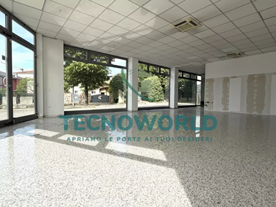 Immagine 3 di Negozio in affitto  in via iv novembre a Thiene