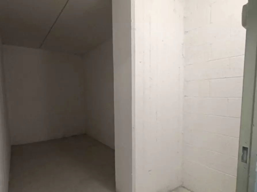 Immagine 2 di Cantina in vendita  in Viale Giorgio Ribotta, 21 a Roma