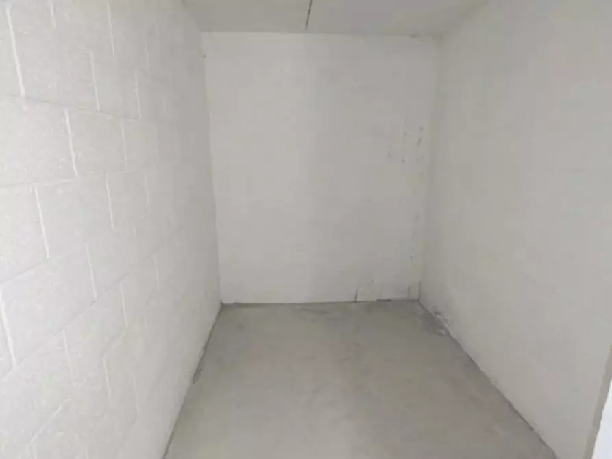 Immagine 3 di Cantina in vendita  in Viale Giorgio Ribotta, 21 a Roma