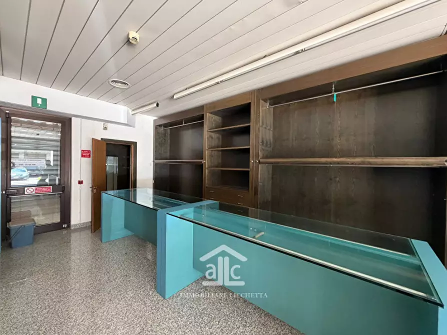 Immagine 7 di Negozio in affitto  in via lupiae,44/b a Lecce