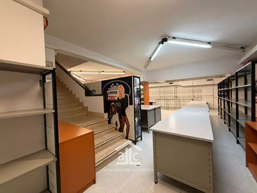 Immagine 11 di Negozio in affitto  in via lupiae,44/b a Lecce