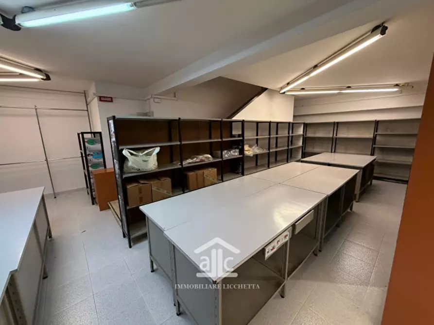 Immagine 14 di Negozio in affitto  in via lupiae,44/b a Lecce