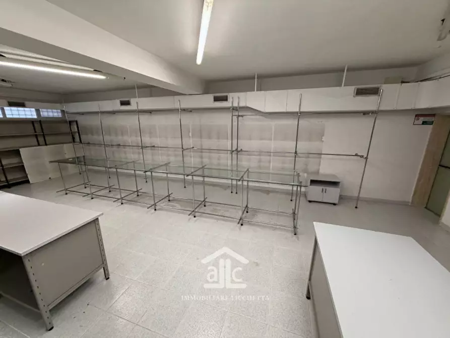 Immagine 15 di Negozio in affitto  in via lupiae,44/b a Lecce